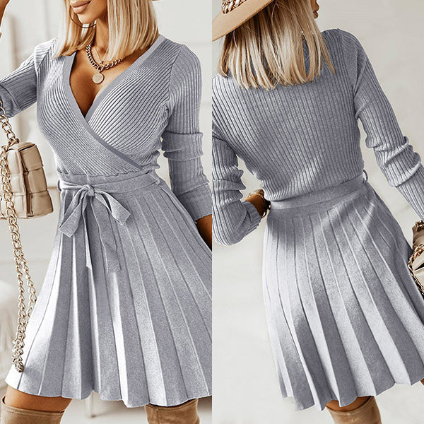 Elegant Pleated Knit Dress in Solid Color with Long Sleeves and V-Neck